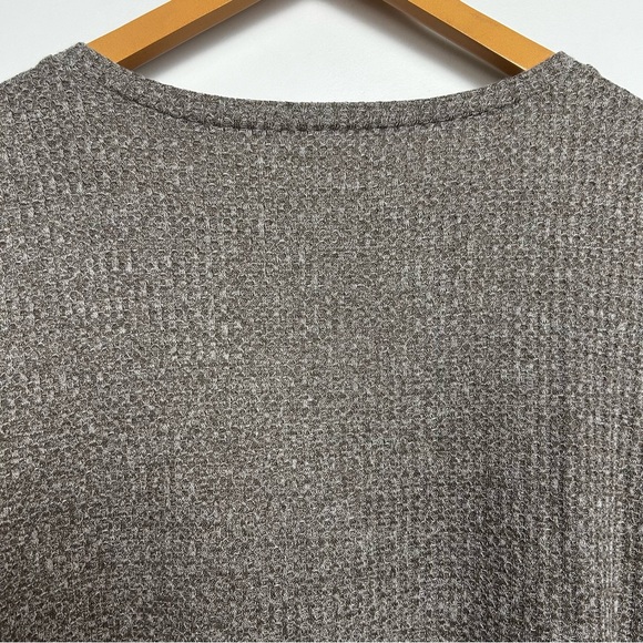 Cyrus 3/4 length sleeve in warm grey - Picture 5 of 7